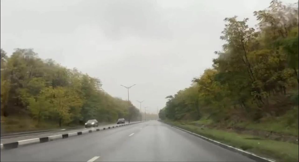 Доброе утро, друзья. Сегодня оно дождливое Перед поездкой проверьте исправность автомобиля и работу дворников Будьте внимательны и не пренебрегайте дорожными правилами Берегите себя