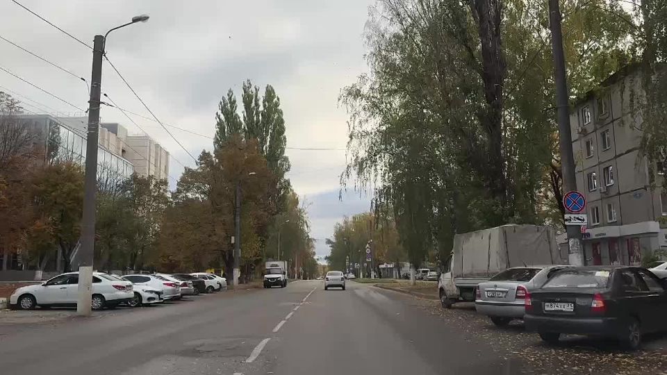 Доброе утро, друзья. Сегодня похолодало, так что те, кто еще не выходил на улицу, одевайтесь потеплее, и если будете надевать капюшон, то снимайте его при переходе проезжей части, чтобы вы смогли убедиться в отсутствии...