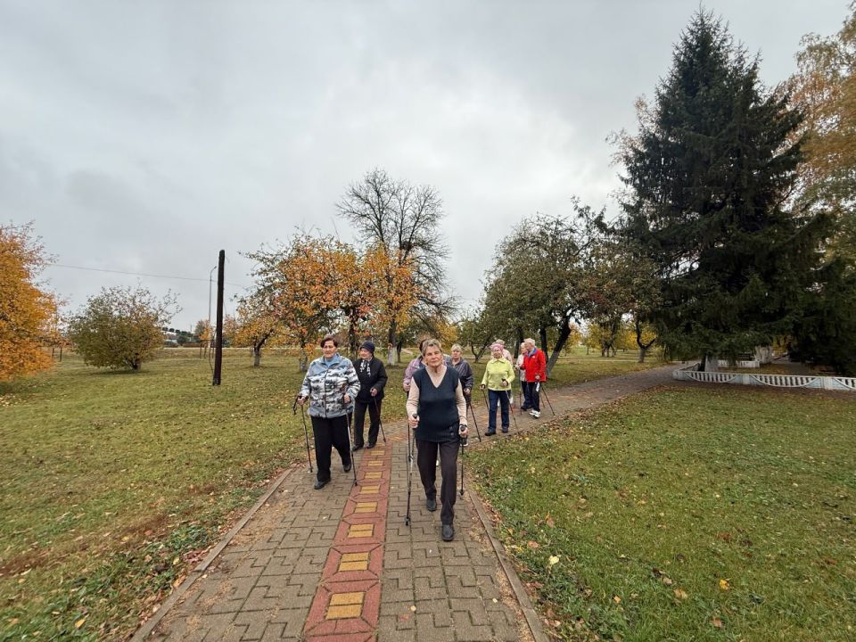 На базе Отделения дневного пребывания граждан пожилого возраста и инвалидов прошло занятие по скандинавской ходьбе