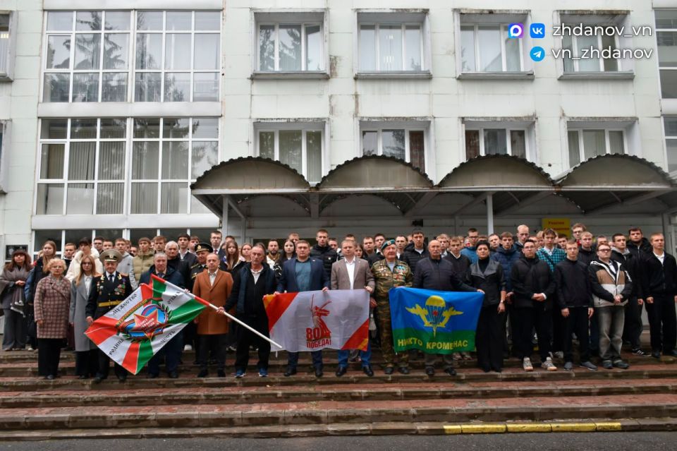 Владимир Жданов: Гордиться и память чтить. На стене политехнического колледжа Старооскольского технологического института им. А.А. Угарова появилась ещё одна мемориальная доска в честь Андрея Баздырева