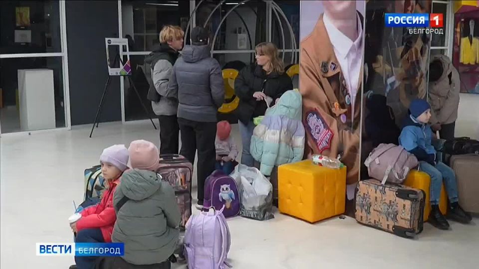 «Прямо перед выездом у нашего дома дрон ВСУ взорвал две машины», – рассказывает Александра Унковская из Шебекино