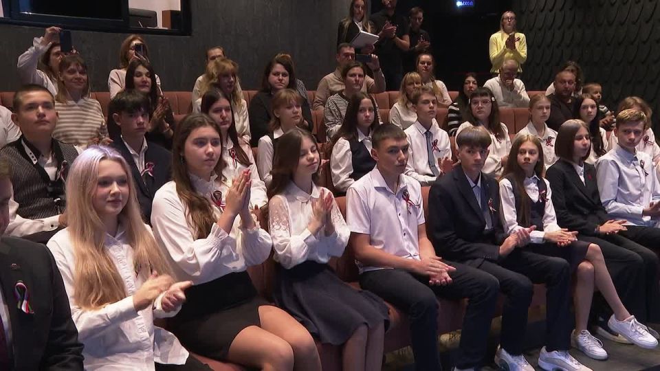 В День флага Белгородской области школьники получили свои первые паспорта