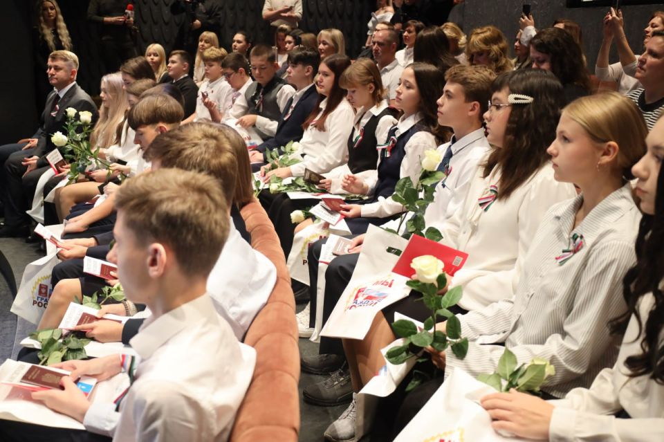 В день флага Белгородской области в музее-диораме «Курская битва. Белгородское направление» состоялась торжественная церемония вручения паспортов юным белгородцам