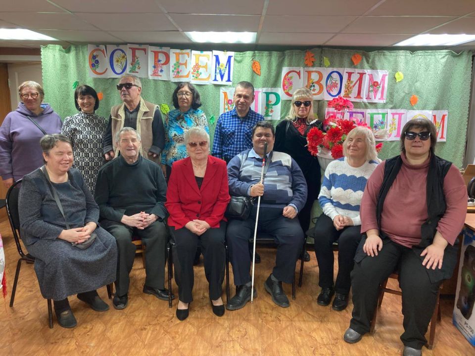 Сотрудники Старооскольского филиала библиотеки имени В.Я. Ерошенко провели мероприятие «Согреем мир своим теплом» в Центре реабилитации местной организации Всероссийского общества слепых