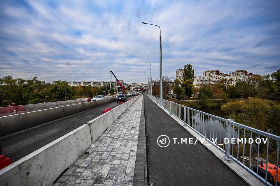 В Белгороде открыли движение по отремонтированной части моста на Чумичова