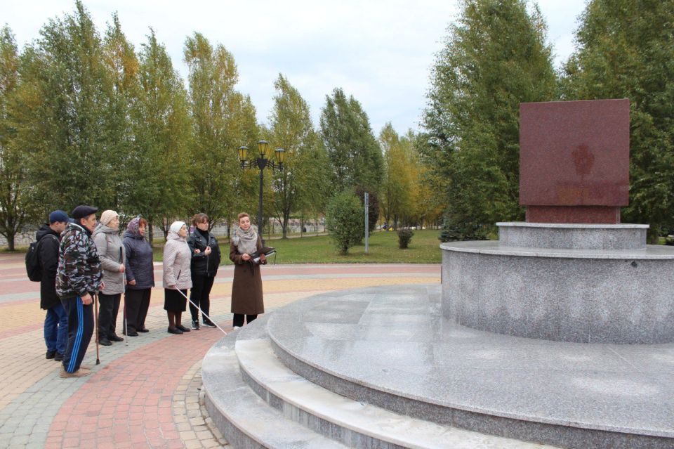 Читатели Белгородской специальной библиотеки для слепых имени В.Я. Ерошенко посетили экскурсию по «Олимпийской аллее» и «Университетскому дворику»
