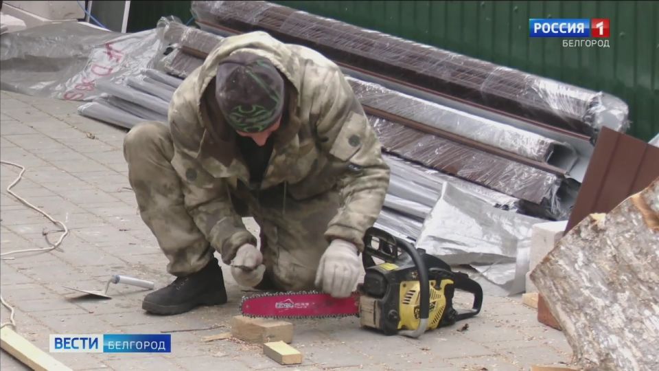 Строители продолжают восстанавливать дом, разрушенный после попадания вражеского БПЛА