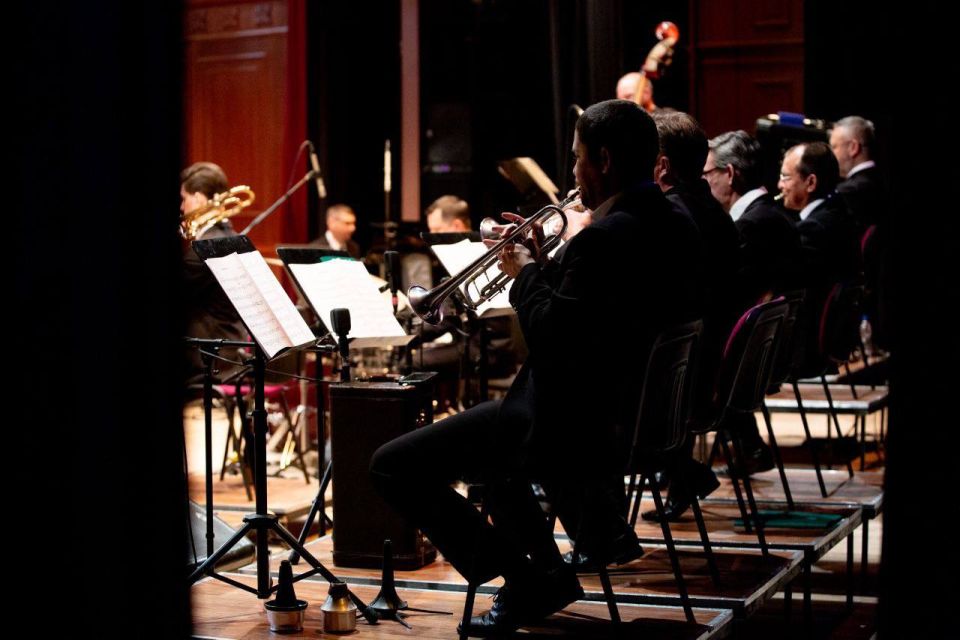 В Большом зале Белгородской филармонии состоялся концерт биг-бэнда No Comment, дирижёр — Игорь Овчаров