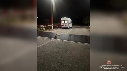 #СВОДКА_ДТП. По предварительным данным, вчера около 02 часов 00 минут на железнодорожном переезде по ул. Тенистая 34-летний машинист, управляя маневровым составом локомотива, совершил наезд на 33-летнего пешехода...