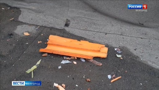 «Услышали автоматную очередь. Забежали в подъезд. Беспилотник сбивали, он упал и взорвался. Было очень громко, стены тряслись», – рассказывают жильцы многоэтажки в Белгороде, крышу которой вчера атаковал вражеский БПЛА