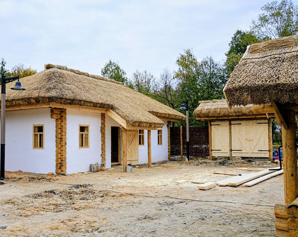 Олег Медведев: Внепланово решил посетить село Алексеевку, чтобы посмотреть, как продвигается реконструкция усадьбы зажиточного крестьянина XIX века М. С. Щепкина. Этот проект мы реализуем в рамках национального проекта...