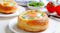 Яичница в булочке для эстетов: с маринованным огурцом будет еще вкуснее