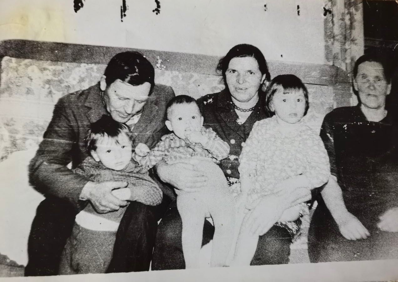 Вчера глава Большетроицкой территориальной администрации Людмила Ивановна Бухалина поздравила с 90-летием Александру Терентьевну Зыбину Вчера глава Большетроицкой территориальной администрации Людмила Ивановна Бухалина поздравила с 90-летием Александру Терентьевну Зыбину