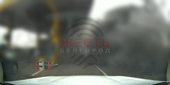Кадры вчерашнего удара беспилотника ВСУ по коммерческому объекту в Стрелецком публикуют местные каналы