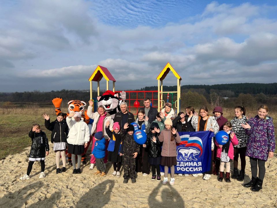 Владимир Переверзев: В хуторе Федосейкин Октябрьско-Готнянского сельского поселения торжественно открыли современную зону отдыха и детскую игровую площадку