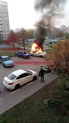 Легковушку уже потушили. Местные каналы показывают первые секунды после атаки БПЛА ВСУ