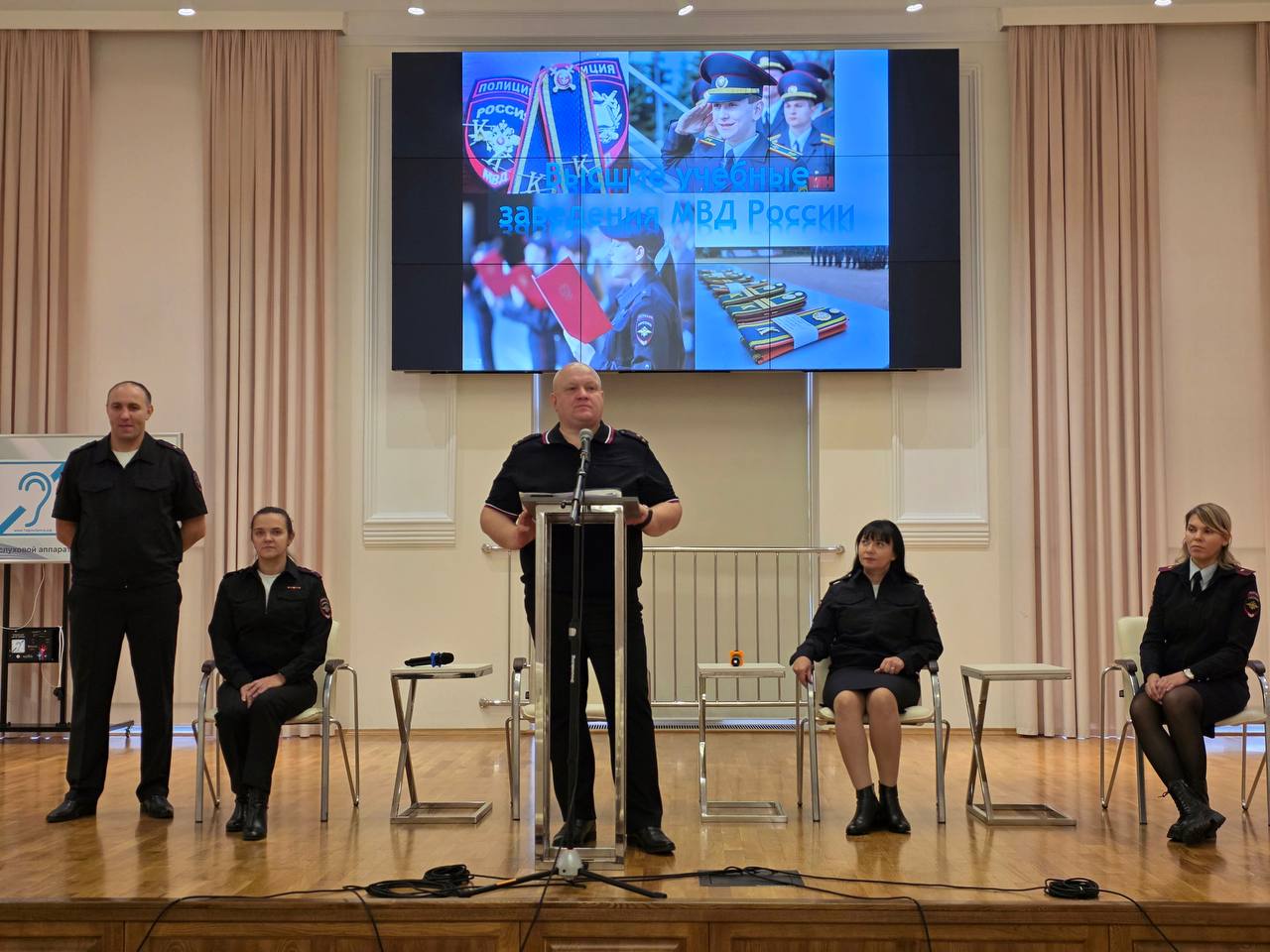 В Белгородской области сотрудники полиции провели профориентационную беседу со школьниками