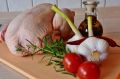 Положите под тушку этот ингредиент: вкус запеченной курицы поразит