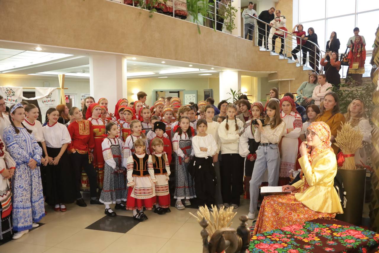 В Центре культурного развития «Оскол» города Нового Оскола состоялся финальный этап детской фольклорной ассамблеи «В поисках исчезающих сокровищ» В Центре культурного развития «Оскол» города Нового Оскола состоялся финальный этап детской фольклорной ассамблеи «В поисках исчезающих сокровищ»