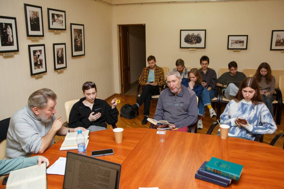 В универсальной научной библиотеке состоялось второе занятие в рамках мастерской медленного чтения «СЛОВА И СМЫСЛЫ»