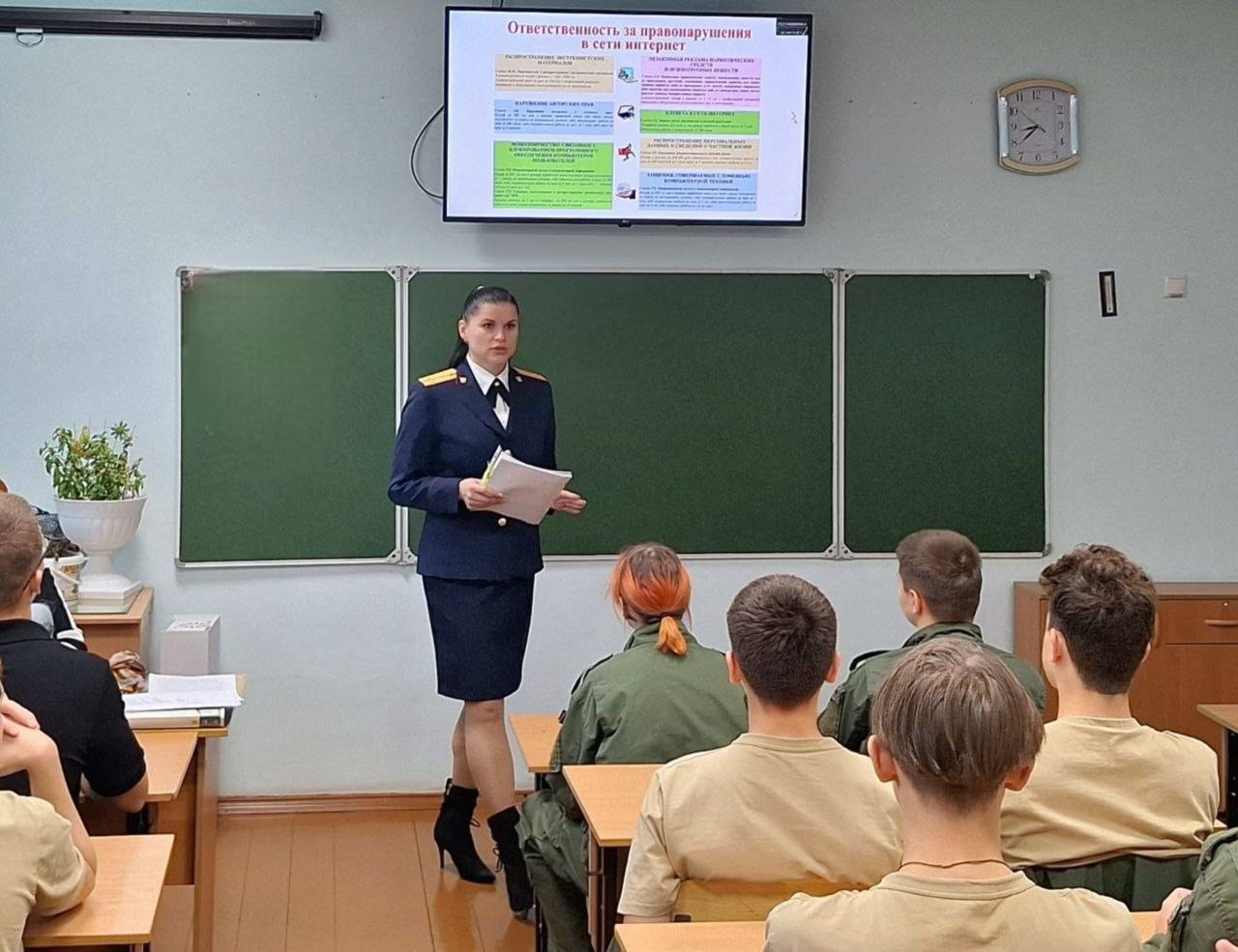 В городе Алексеевка сотрудник регионального управления СК России встретилась со школьниками В городе Алексеевка сотрудник регионального управления СК России встретилась со школьниками