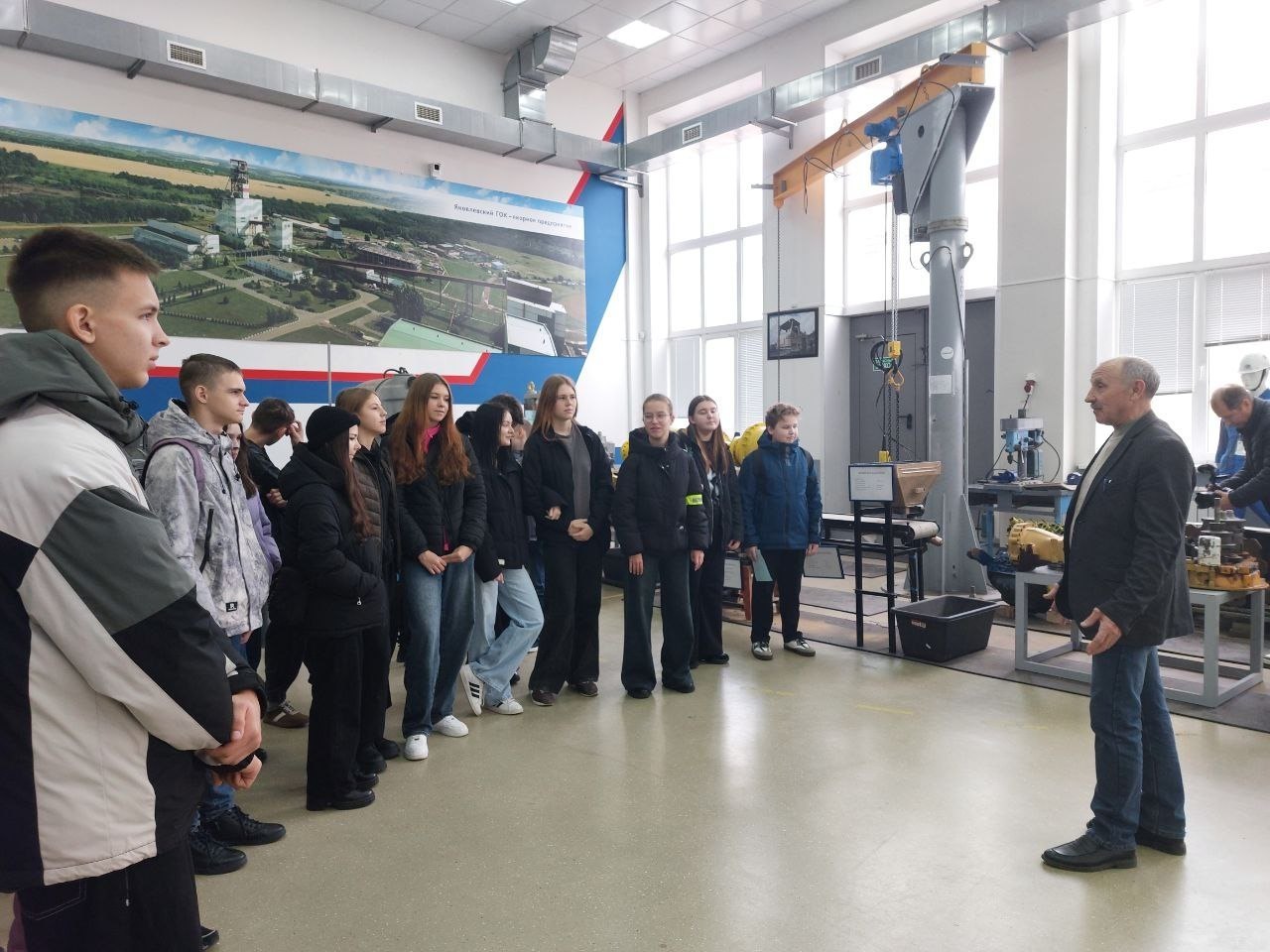 В рамках губернаторского проекта "Детский туризм" школьники 5-9 классов из Краснояружского района отправились в познавательную поездку в Яковлевский муниципальный округ В рамках губернаторского проекта "Детский туризм" школьники 5-9 классов из Краснояружского района отправились в познавательную поездку в Яковлевский муниципальный округ