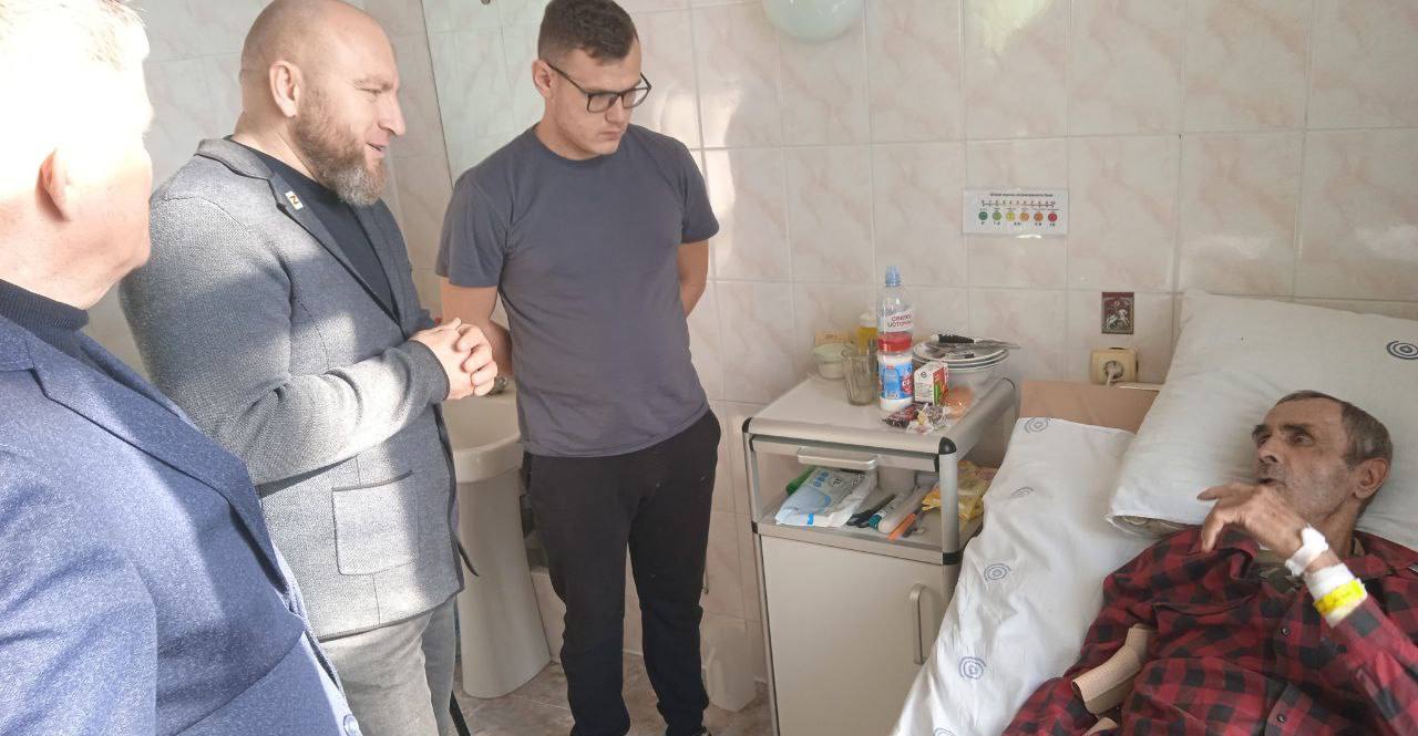 Поддержка и забота: глава муниципалитета Дмитрий Панков и главврач центральной районной больницы Андрей Попов навестили пострадавших от атак вражеских дронов Поддержка и забота: глава муниципалитета Дмитрий Панков и главврач центральной районной больницы Андрей Попов навестили пострадавших от атак вражеских дронов