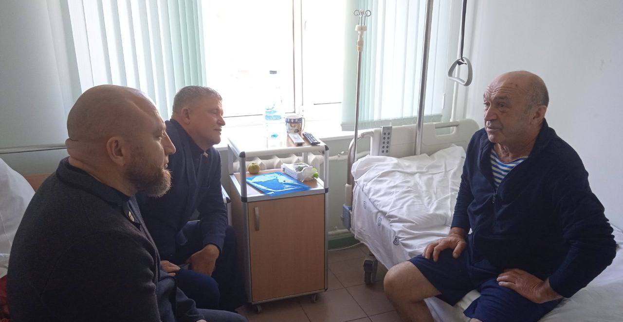 Поддержка и забота: глава муниципалитета Дмитрий Панков и главврач центральной районной больницы Андрей Попов навестили пострадавших от атак вражеских дронов Поддержка и забота: глава муниципалитета Дмитрий Панков и главврач центральной районной больницы Андрей Попов навестили пострадавших от атак вражеских дронов