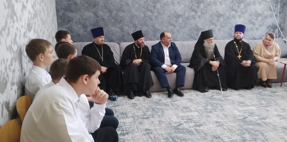 Воспитанников Многопрофильного центра социальной помощи семье и детям «Семья» посетил Преосвященнейший епископ Валуйский и Алексеевский Савва Воспитанников Многопрофильного центра социальной помощи семье и детям «Семья» посетил Преосвященнейший епископ Валуйский и Алексеевский Савва