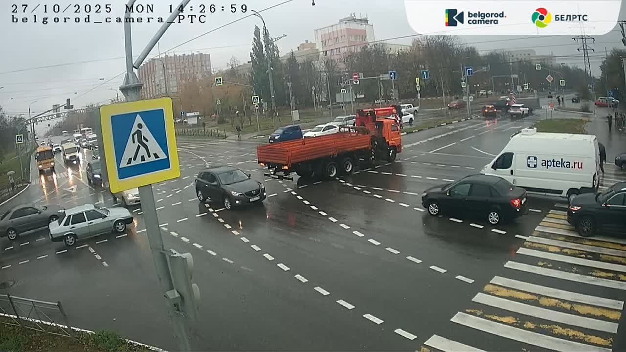 На пересечении Богдана Хмельницкого и Студенческой в областном центре столкнулись «КАМАЗ» и «Лада Гранта»
