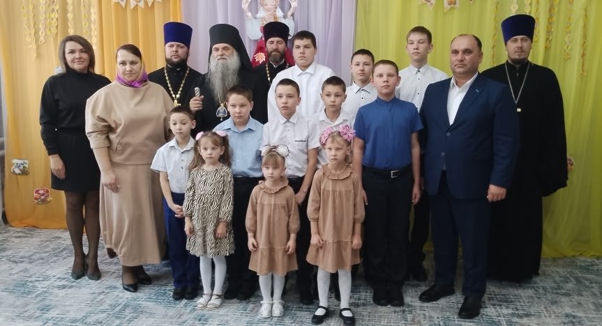 Воспитанников Многопрофильного центра социальной помощи семье и детям «Семья» посетил Преосвященнейший епископ Валуйский и Алексеевский Савва Воспитанников Многопрофильного центра социальной помощи семье и детям «Семья» посетил Преосвященнейший епископ Валуйский и Алексеевский Савва