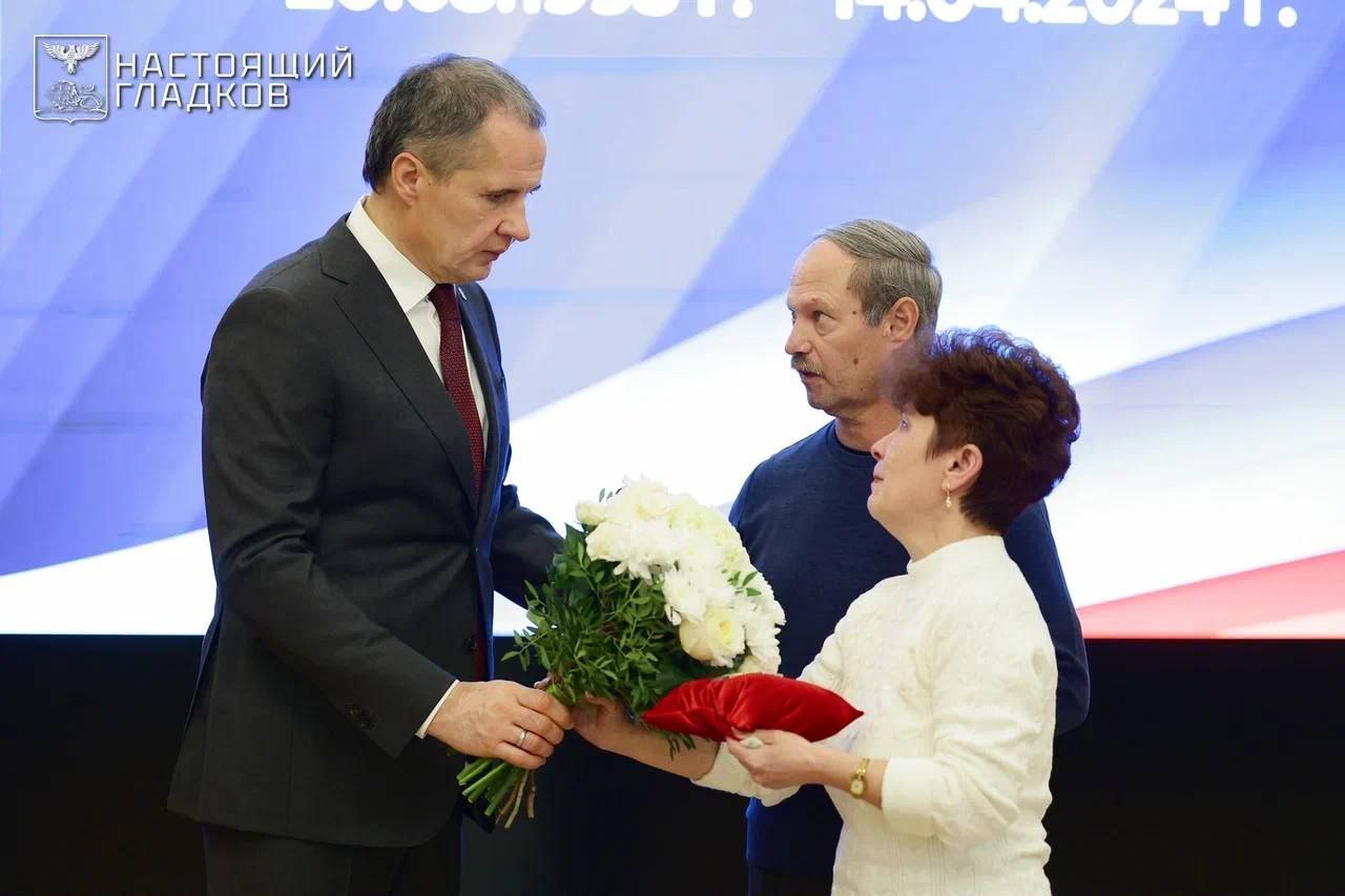 Вячеслав Гладков вручил государственные награды семьям погибших военнослужащих Вячеслав Гладков вручил государственные награды семьям погибших военнослужащих
