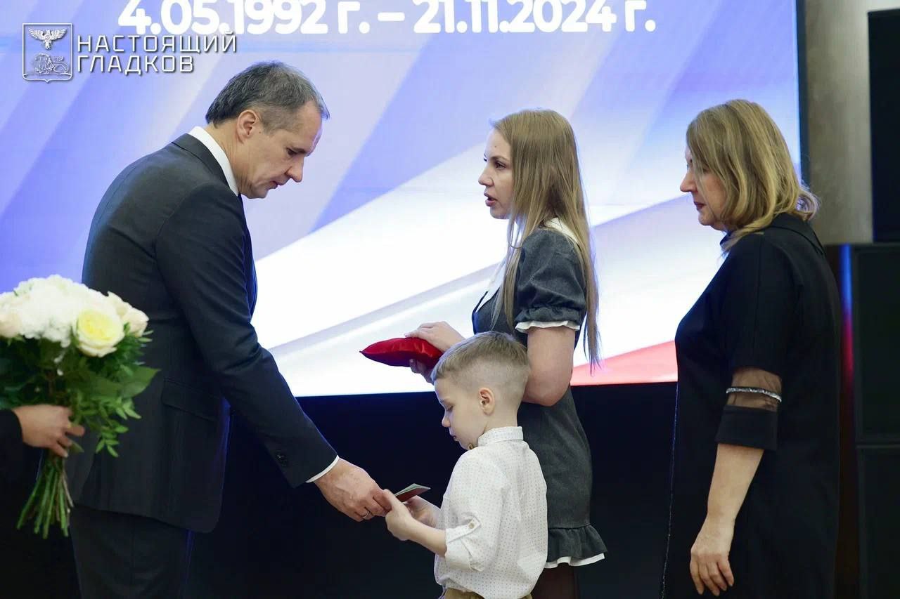 Вячеслав Гладков: Сегодня вместе с владыкой Иоанном и председателем областной Думы Юрием Николаевичем Клепиковым вручили государственные награды Российской Федерации семьям наших героев, отдавших жизнь при исполнении задач... Вячеслав Гладков: Сегодня вместе с владыкой Иоанном и председателем областной Думы Юрием Николаевичем Клепиковым вручили государственные награды Российской Федерации семьям наших героев, отдавших жизнь при исполнении задач...