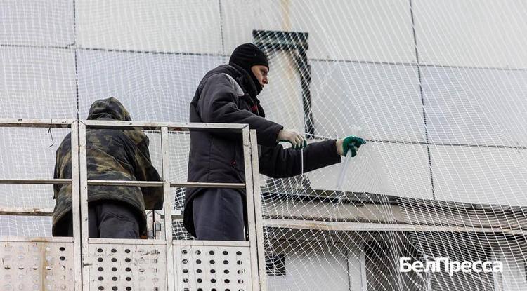 На улице Шолохова в Шебекино Белгородской области, ранее подвергавшейся атакам украинских дронов-камикадзе, начата установка защитных антидроновых сетей На улице Шолохова в Шебекино Белгородской области, ранее подвергавшейся атакам украинских дронов-камикадзе, начата установка защитных антидроновых сетей