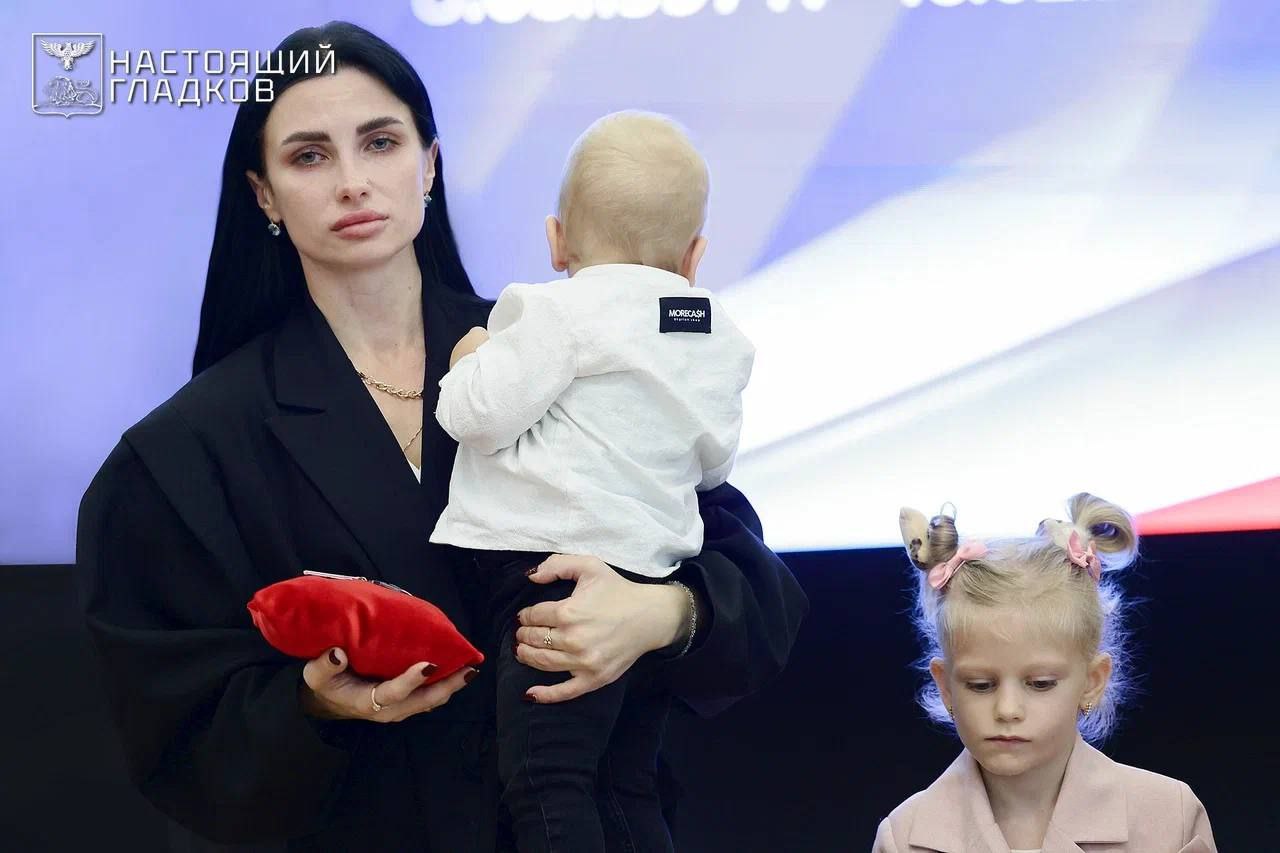 Вячеслав Гладков: Сегодня вместе с владыкой Иоанном и председателем областной Думы Юрием Николаевичем Клепиковым вручили государственные награды Российской Федерации семьям наших героев, отдавших жизнь при исполнении задач... Вячеслав Гладков: Сегодня вместе с владыкой Иоанном и председателем областной Думы Юрием Николаевичем Клепиковым вручили государственные награды Российской Федерации семьям наших героев, отдавших жизнь при исполнении задач...