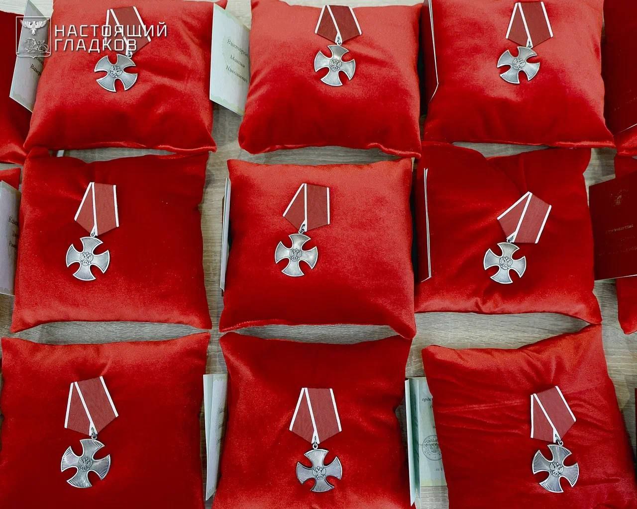 Вячеслав Гладков: Сегодня вместе с владыкой Иоанном и председателем областной Думы Юрием Николаевичем Клепиковым вручили государственные награды Российской Федерации семьям наших героев, отдавших жизнь при исполнении задач... Вячеслав Гладков: Сегодня вместе с владыкой Иоанном и председателем областной Думы Юрием Николаевичем Клепиковым вручили государственные награды Российской Федерации семьям наших героев, отдавших жизнь при исполнении задач...