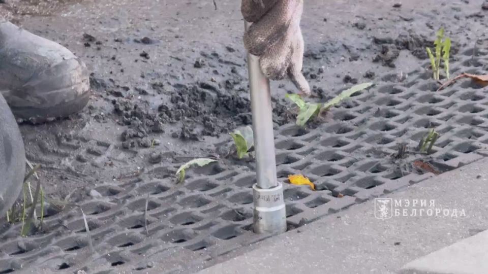 Специалисты Белгорблагоустройства обследуют и очищают городские ливневки, чтобы предотвратить подтопления автомагистралей в непогоду