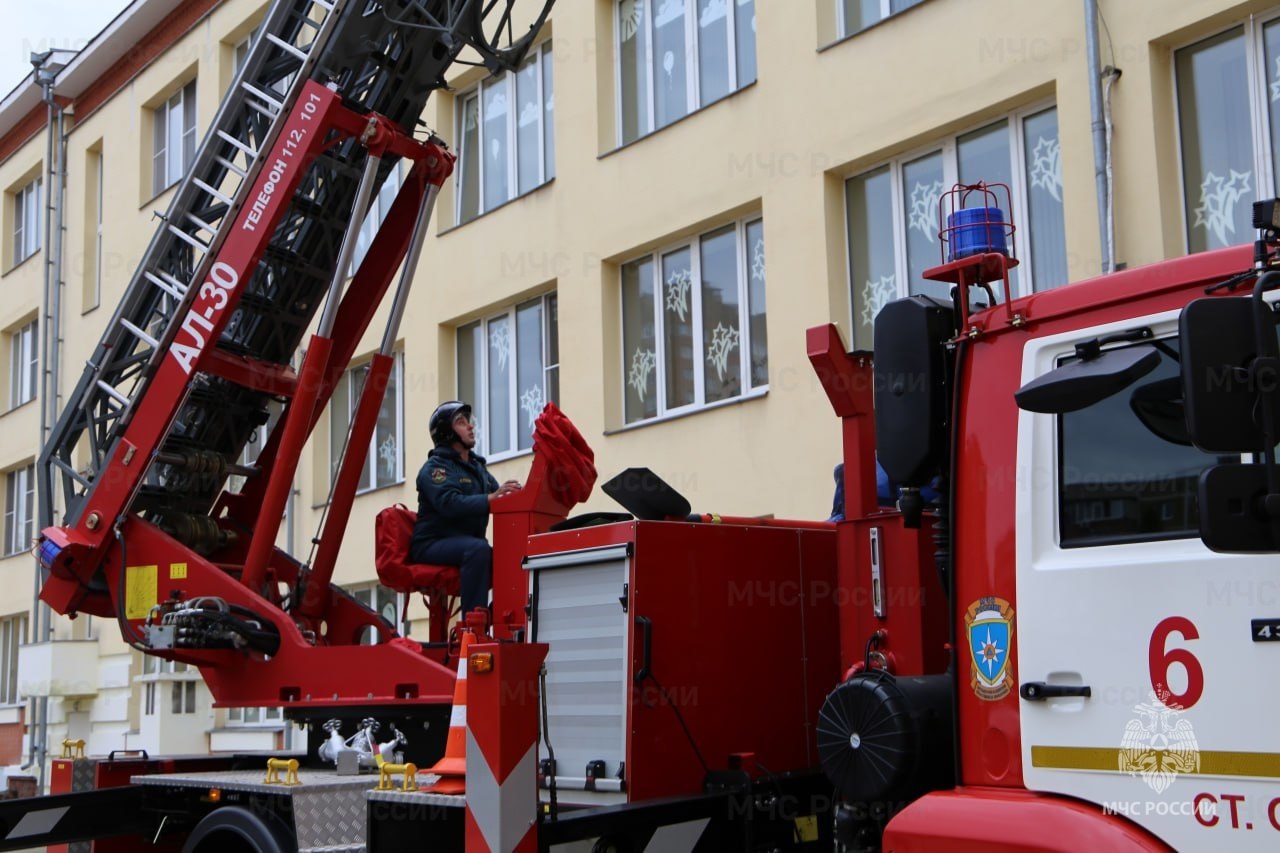 Пожарно-тактические учения прошли в одной из школ Старого Оскола Пожарно-тактические учения прошли в одной из школ Старого Оскола