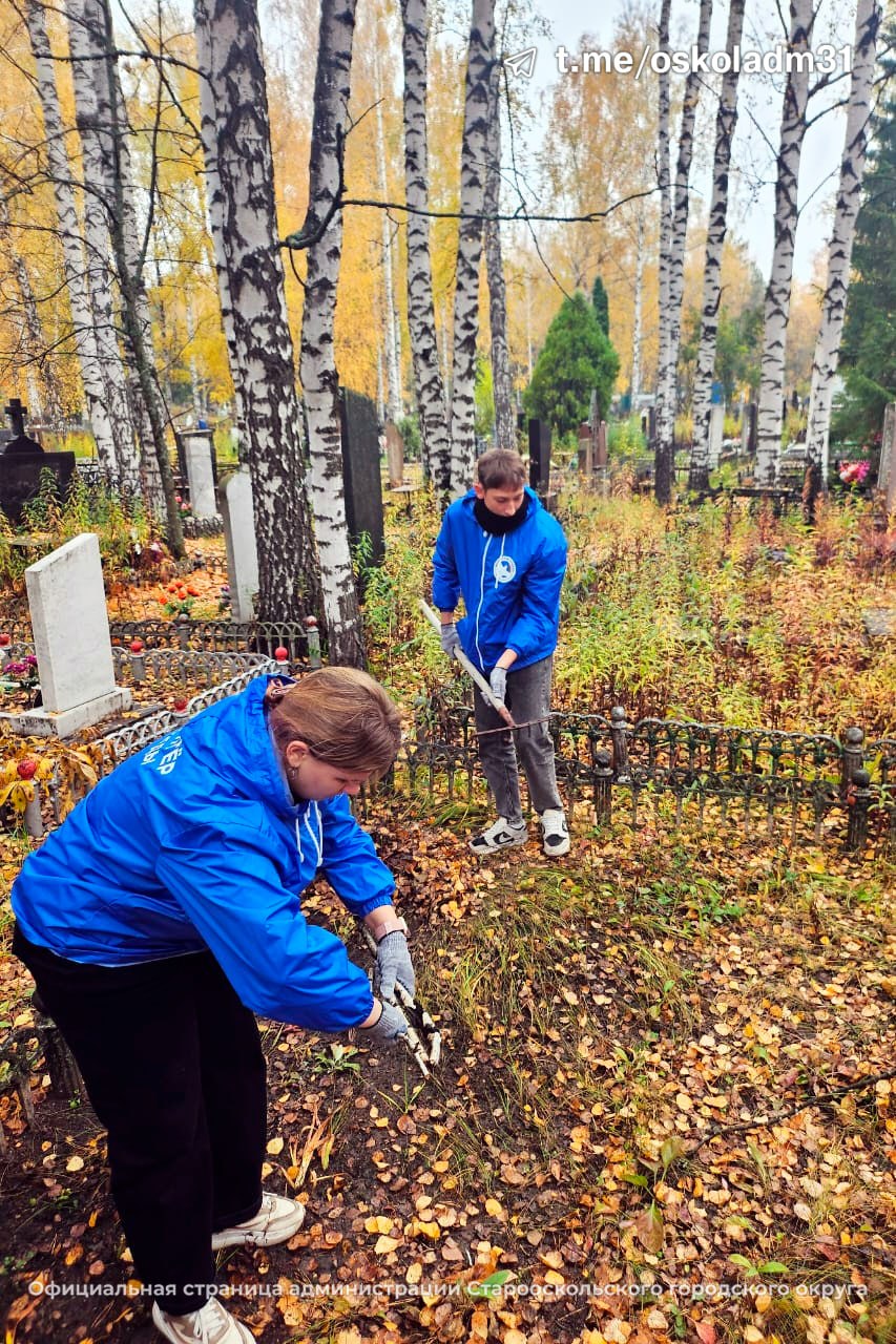 Старый Оскол помнит своих Героев: уборка памятника Дмитрию Тулинову Старый Оскол помнит своих Героев: уборка памятника Дмитрию Тулинову