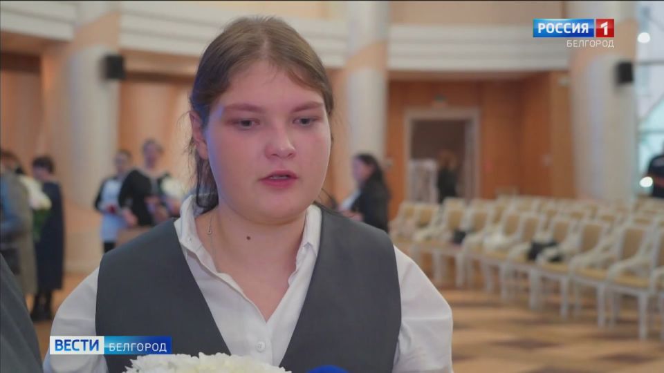 31 орден Мужества, медали «За отвагу» и «За спасение погибавших» Вячеслав Гладков передал семьям бойцов, которые отдали жизнь при защите Родины