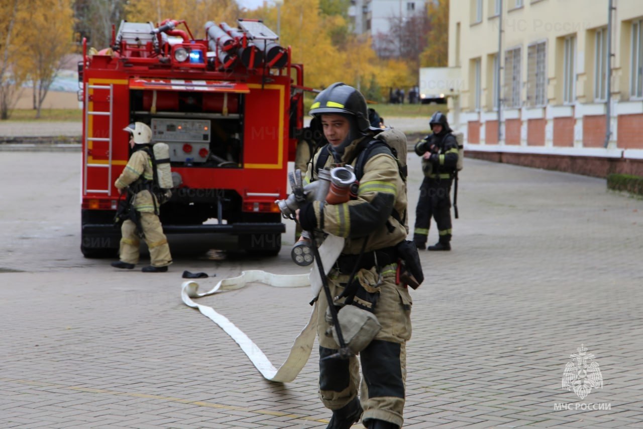 Пожарно-тактические учения прошли в одной из школ Старого Оскола Пожарно-тактические учения прошли в одной из школ Старого Оскола