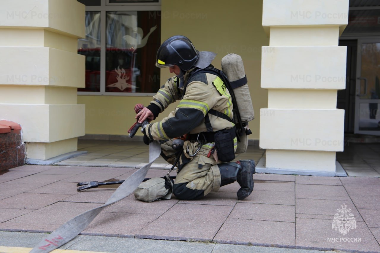 Пожарно-тактические учения прошли в одной из школ Старого Оскола Пожарно-тактические учения прошли в одной из школ Старого Оскола