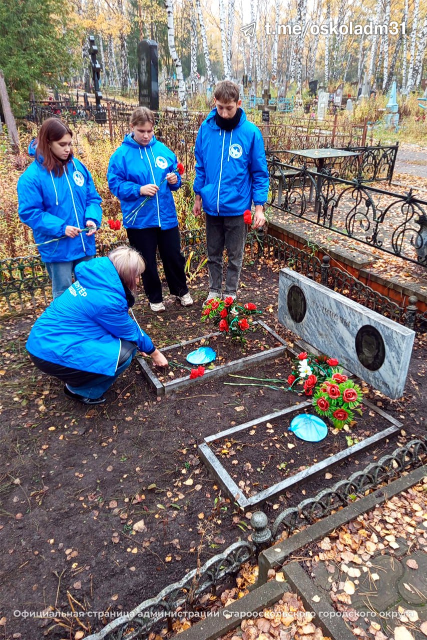 Старый Оскол помнит своих Героев: уборка памятника Дмитрию Тулинову