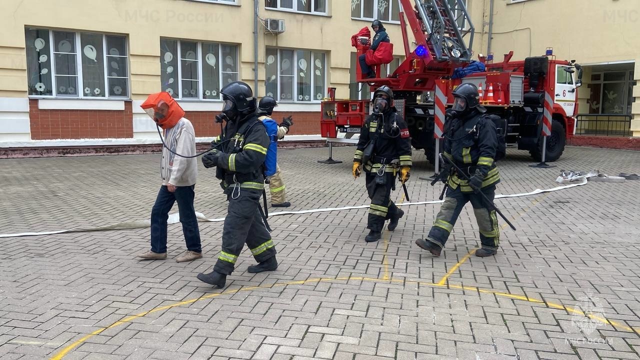 Пожарно-тактические учения прошли в одной из школ Старого Оскола Пожарно-тактические учения прошли в одной из школ Старого Оскола