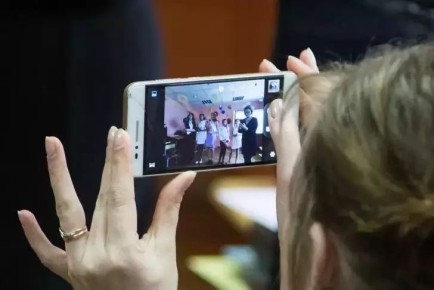 Живые фото: как правильно использовать руки в кадре для глубины и эмоций