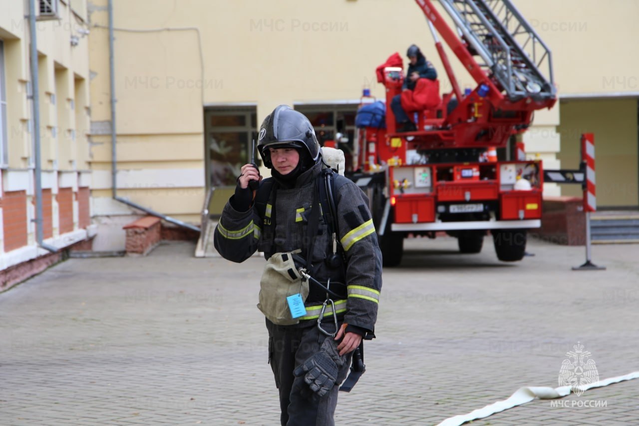 Пожарно-тактические учения прошли в одной из школ Старого Оскола Пожарно-тактические учения прошли в одной из школ Старого Оскола