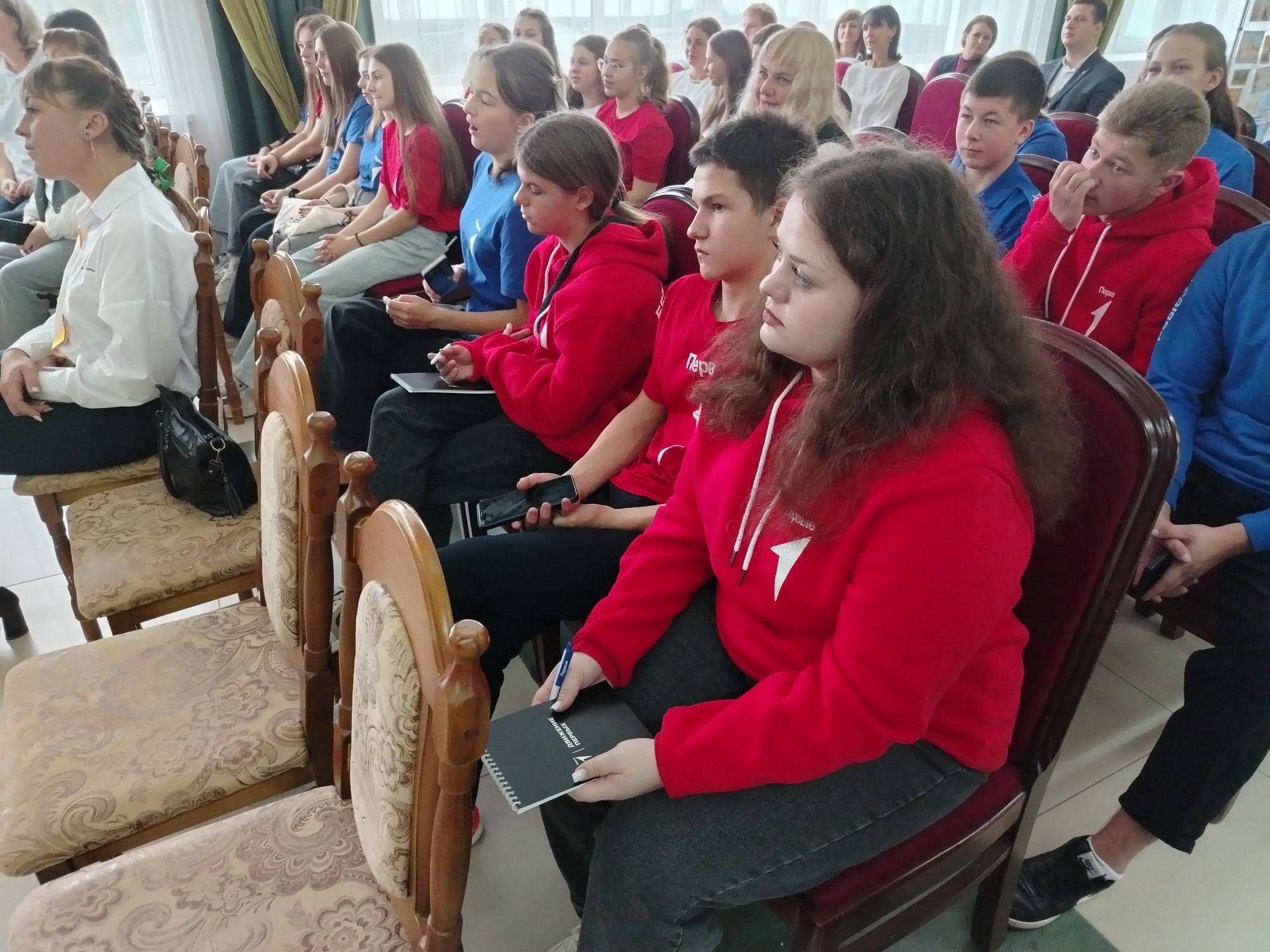 В Вейделевском центре культурного развития состоялась встреча с руководителем регионального отделения Белгородской области движения детей и молодёжи «Движение Первых» Алиной Колотиловой и её командой В Вейделевском центре культурного развития состоялась встреча с руководителем регионального отделения Белгородской области движения детей и молодёжи «Движение Первых» Алиной Колотиловой и её командой