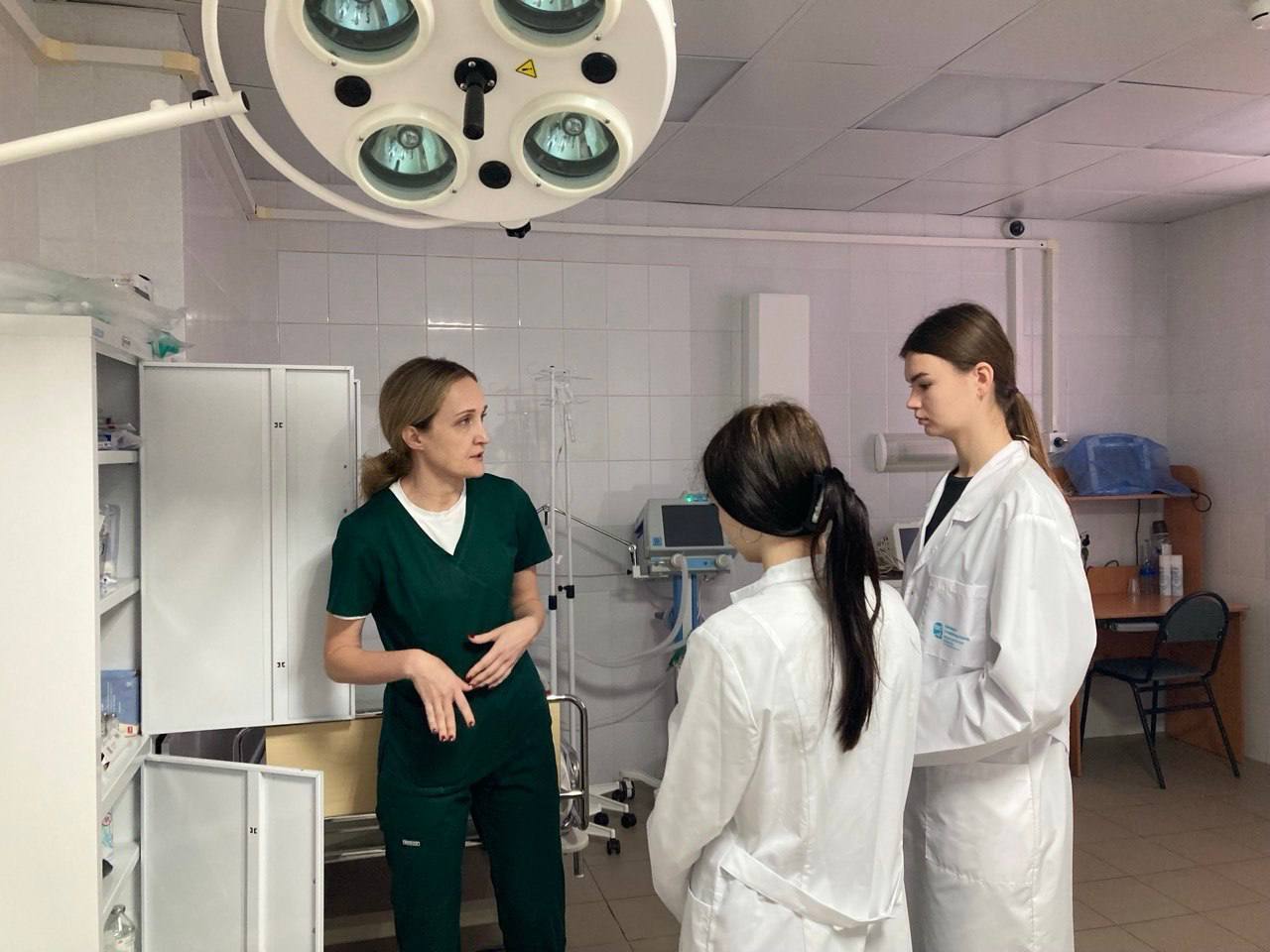 Осенние каникулы для обучающихся медицинских классов начались с практики на базе лечебных учреждений Шебекинского округа, включая Шебекинскую и Большетроицкую районные больницы, а также Белянскую амбулаторию