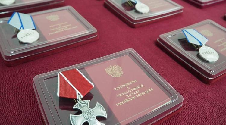 Белгородские росгвардейцы, выполняющие задачи в условиях КТО, получили госнаграды