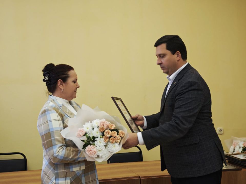 Николай Нестеров: Лично поздравил с профессиональным праздником и вручил заслуженные награды нашим тренерам и преподавателям физической культуры